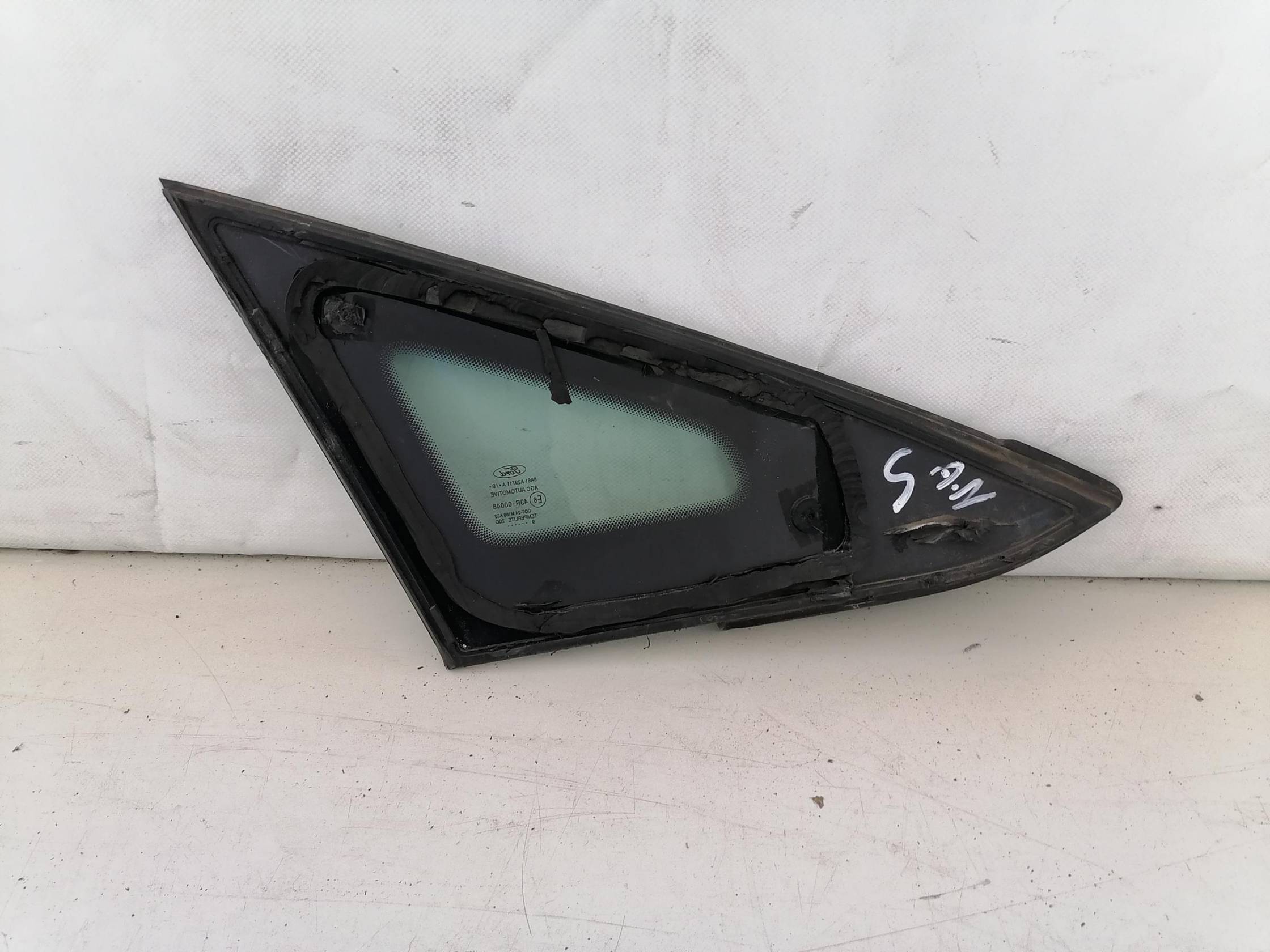 Fisso parafango ant. sx.